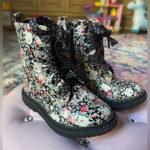 RUMM size 5 Floral Booties